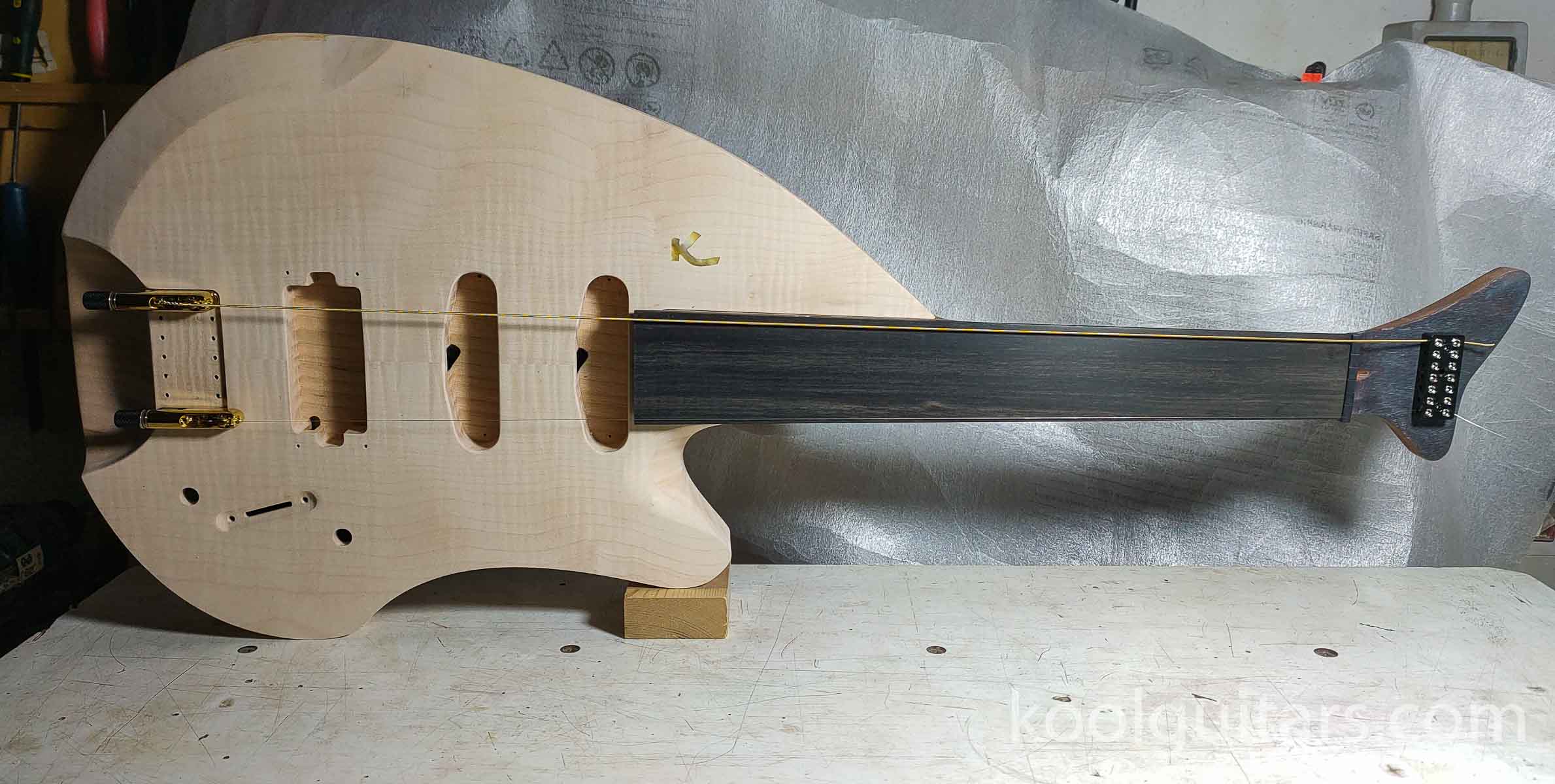 Electric OUD 7 steel strings,headless hardware, fretlessguitar