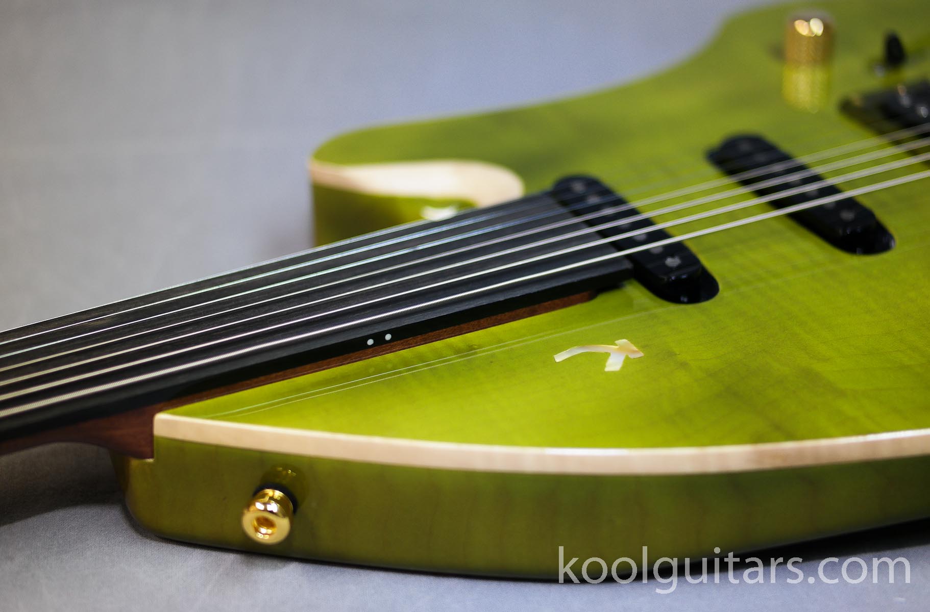 Electric OUD 7 steel strings,headless hardware, fretlessguitar by KOOL Guitars